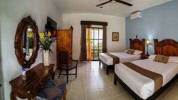 Quarto casal standard, vista para a piscina | Escrivaninha, cortinas blackout, ferros/tábuas de passar roupa