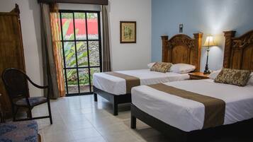 Habitación doble estándar, vista a la alberca | Escritorio, cortinas blackout y tabla de planchar con plancha