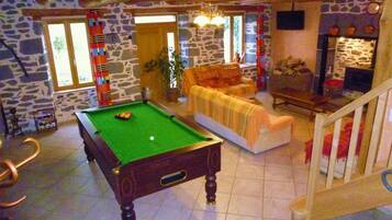 Televisio, takka, videopelejä, pöytätennispöytä