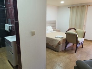 1 bedroom, desk, WiFi, bed sheets
