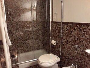 Dusche, Haartrockner, Bidet, Handtücher