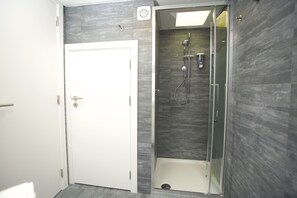 Dusche, Haartrockner, Handtücher, Toilettenpapier