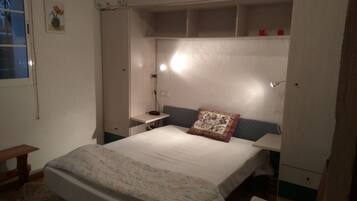 2 slaapkamers, een strijkplank/strijkijzer, internet, beddengoed