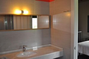 Shower, hair dryer, towels, soap - Rural apartment Casona la Sierra for 4 people (Cudillero)