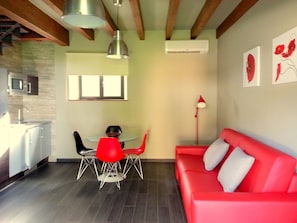 Smart TV, lareira, mesa de pingue-pongue