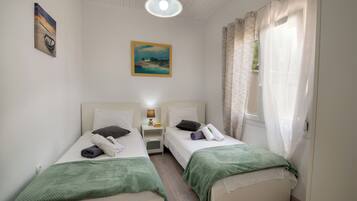 2 bedrooms, iron/ironing board, travel crib, internet