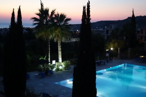 Luxury Aptmt, Seaview Sunset, Large Pool, free Wi-Fi, UK-TV