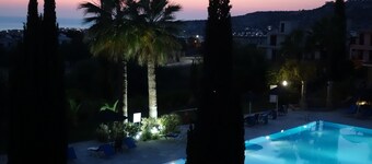 Luxury Aptmt, Seaview Sunset, Large Pool, free Wi-Fi, UK-TV