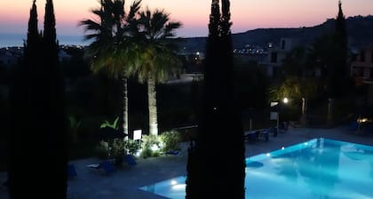 Luxury Aptmt, Seaview Sunset, Large Pool, free Wi-Fi, UK-TV