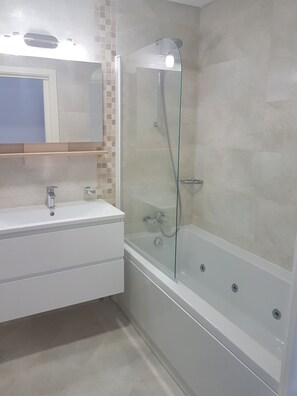 Een douche, een bubbelbad, een haardroger, een bidet