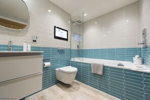 Combined shower/bathtub