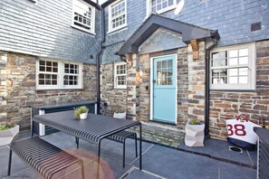 Outdoor dining - Juliot 5* Gold Award Luxury Cottage (St Ives)