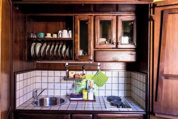 Fridge, stovetop, coffee/tea maker, high chair