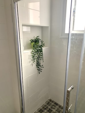 Duschwanne, Haartrockner, Handtücher, Toilettenpapier