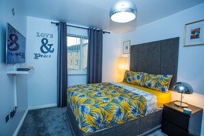4 bedrooms, iron/ironing board, WiFi, bed sheets - Phamphy Luxury Home For Comfort & Hospitality (London)