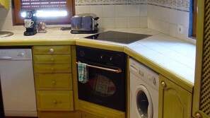 Frigorífico, microondas y mesa de comedor