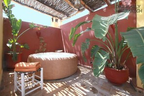 Bañera de hidromasaje al aire libre