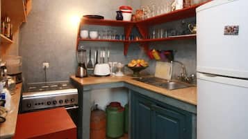 Refrigerador, horno, parrilla de estufa y cafetera y tetera