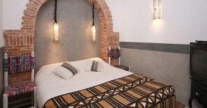 2 chambres, fer et planche à repasser, lit de bébé portatif