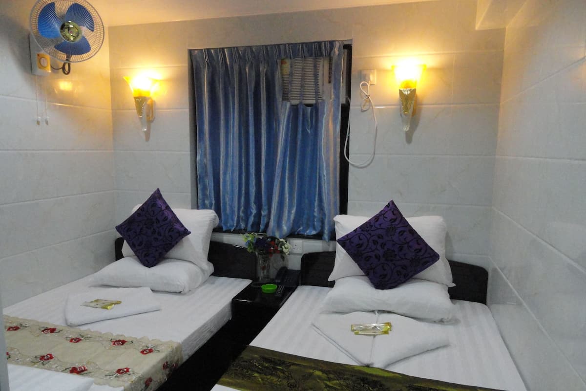 In-room safe, soundproofing, free WiFi, bed sheets