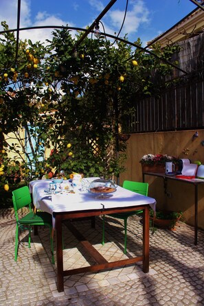 Outdoor dining - "The shape of the water"  (Quartu Sant'Elena)