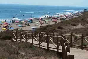 Chaises longues, serviettes de plage