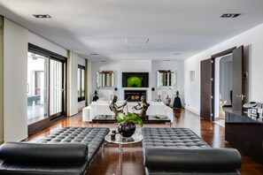 Smart TV, fireplace, table tennis, books - 🏌🏾♂️PRIVATE VILLA WITH POOL, ☀️GYM, WIFI SAN ROQUE CLUB GOLF SOTOGRANDE 💍Weddings - (San Roque)