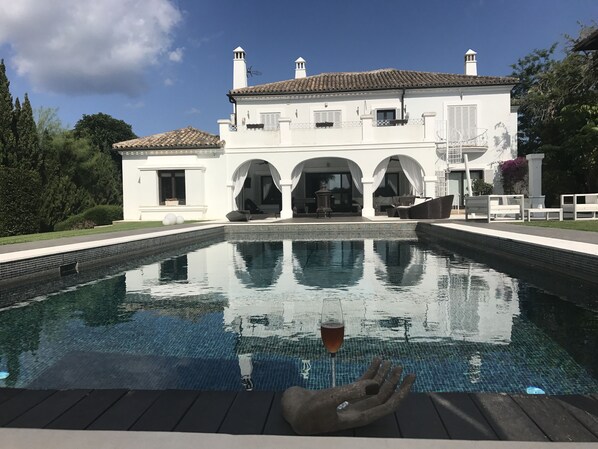 Outdoor pool - 🏌🏾♂️PRIVATE VILLA WITH POOL, ☀️GYM, WIFI SAN ROQUE CLUB GOLF SOTOGRANDE 💍Weddings - (San Roque)