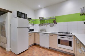KĂŒhlschrank, Mikrowelle, Ofen, Herdplatte