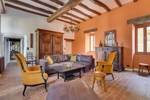 Smart-TV, peis, fotballspill og bordtennis