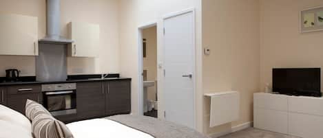Iron/ironing board, free WiFi, bed sheets