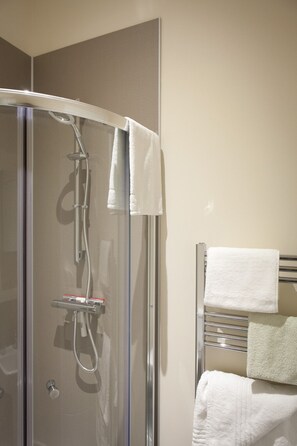 Shower, hair dryer, towels, shampoo - Toothbrush Apartments - Central Ipswich East - Rope Walk (Ipswich)