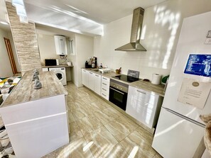 Kjøleskap, mikrobølgeovn, ovn og kokeplater