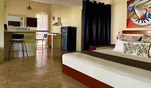 3 bedrooms, in-room safe, iron/ironing board, WiFi