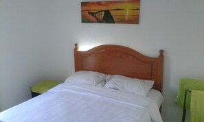 1 bedroom, Internet, bed sheets - Three bedroom, two bathrooms,kitchen, lounge, utility room for rent. (Manta Rota)