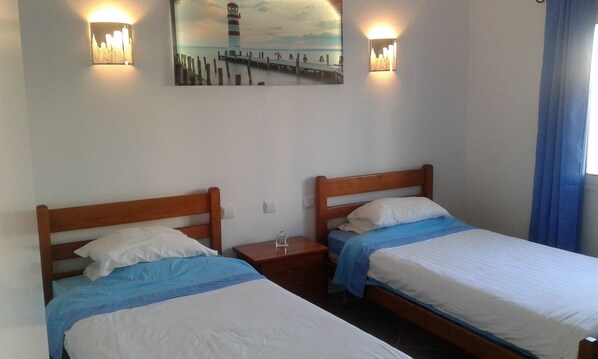 1 bedroom, Internet, bed sheets - Three bedroom, two bathrooms,kitchen, lounge, utility room for rent. (Manta Rota)