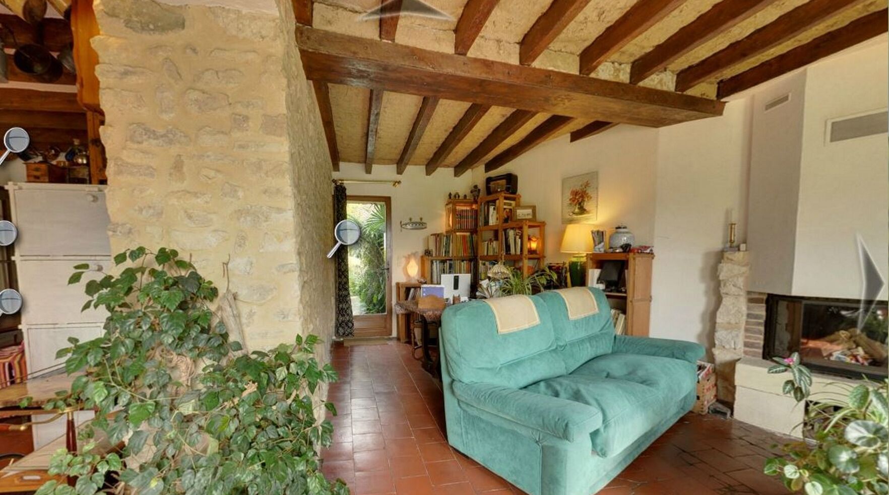 Televisie, een open haard, een dvd-speler en een tafeltennistafel