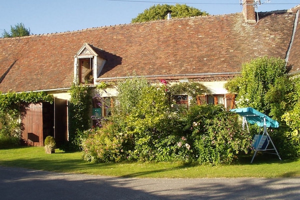 Le GĂźte et son jardin. Le chemin goudronnĂ© s'arrĂȘte un peu plus loin Ă la ferme!