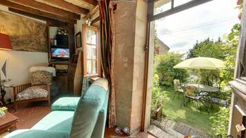 Télévision, cheminée, lecteur de DVD, table de tennis de table