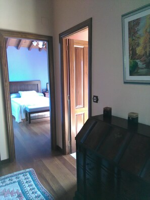 4 habitaciones, tabla de planchar con plancha, wifi y ropa de cama