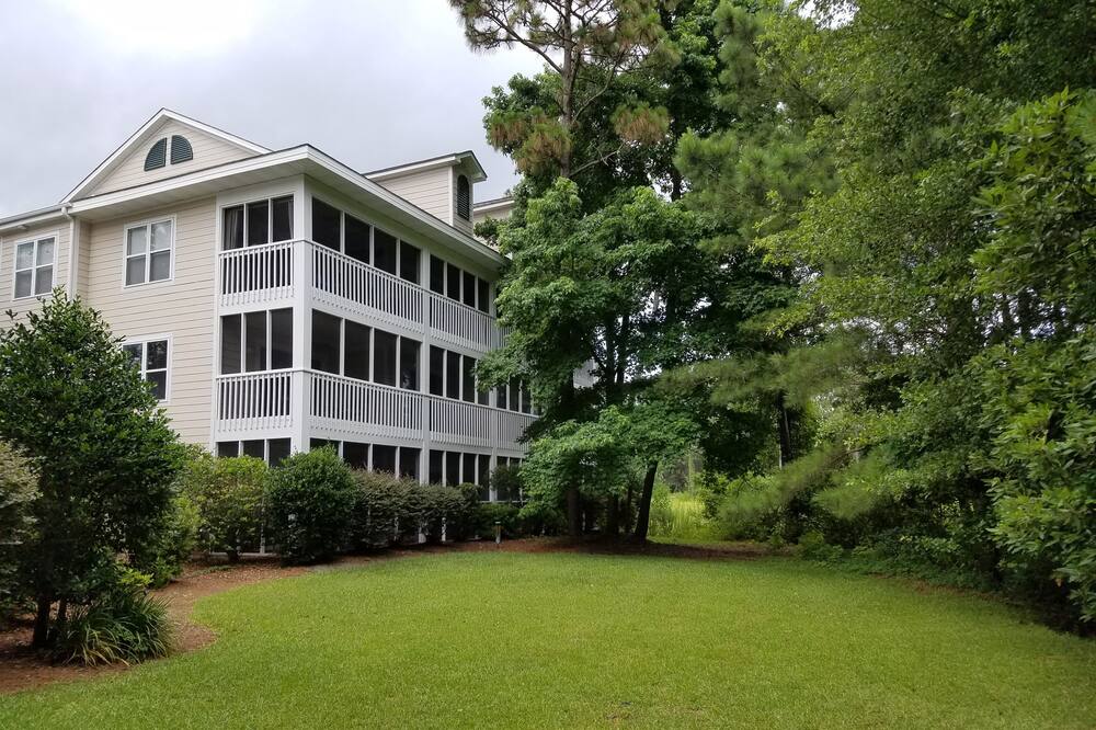 St. James Plantation Ground-Floor Villa, in Golfing and Water Front Community.