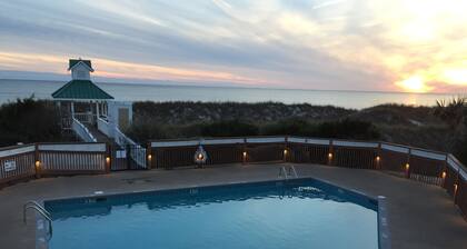 St. James Plantationin pohjakerroksen huvila, golf- ja vesirintamayhteisössä.