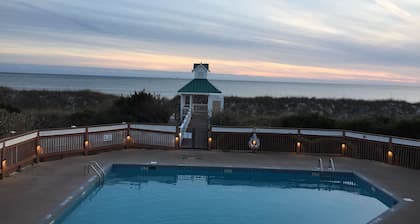 S t. James Plantation Villa en planta baja, en la comunidad de golf y frente al agua.