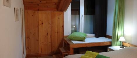 1 habitación, tabla de planchar con plancha, wifi y ropa de cama
