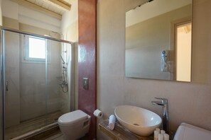 Ensemble douche/baignoire, sèche-cheveux, serviettes fournies, savon