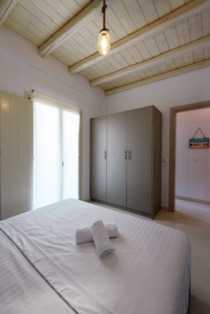 4 chambres, coffres-forts dans les chambres, fer et planche à repasser