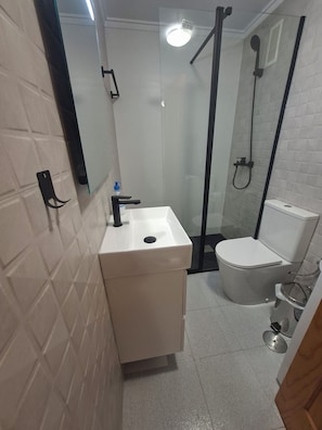 Combined shower/bathtub, hair dryer, towels, toilet paper - Holiday Houses - Acequion Beach (Torrevieja)
