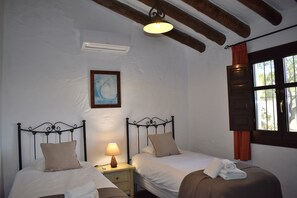 3 chambres, fer et planche à repasser, Wi-Fi, draps fournis
