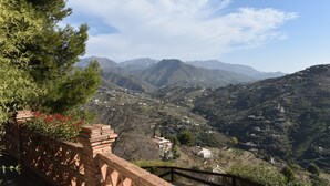 A mountainous landscape with a view of distant hills and a clear sky. - Finca Almencino with private pool for 6 people, fantastic sea views (Cómpeta)