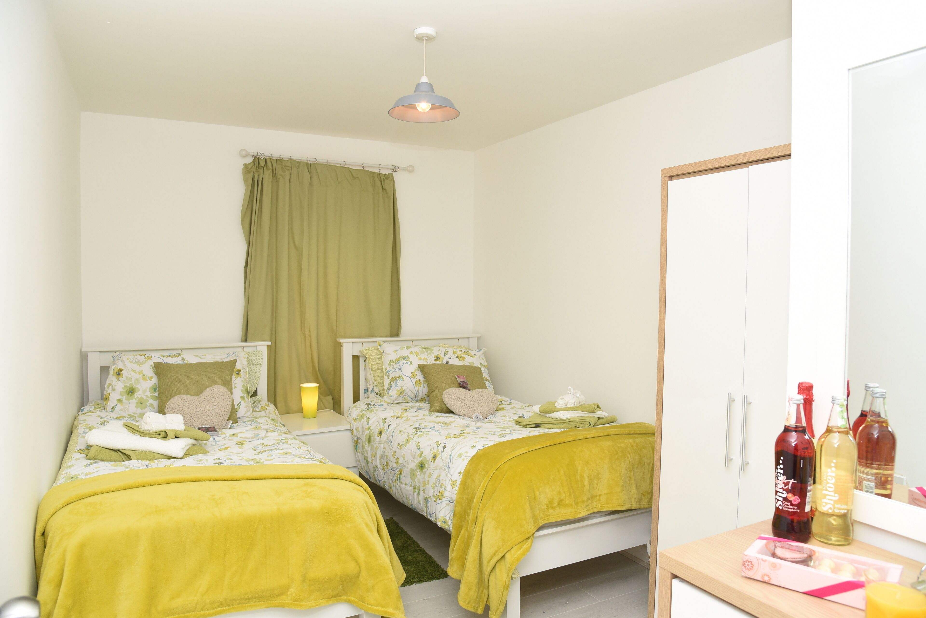 Beautifully Designed Spacious Apartment with FREE Parking